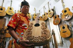 I Wayan Tuges, Mendunia Bersama Gitar Ukirnya