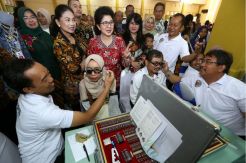 Menkes Tinjau Pemeriksaan Mata Gratis di Surabaya