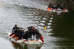 Semangat Prajurit Marinir TNI AL dalam Lomba Dayung Perahu Karet