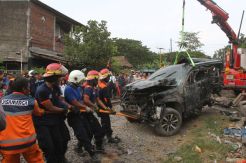 Pajero Tersambar Kereta Api, Tiga Penumpang Tewas