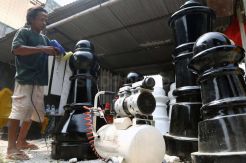 Melihat Pembuatan Catur Raksasa