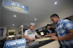 Peringati Hari Santri Nasional, Petugas Samsat Lamongan Tampil Beda