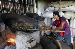 Pembuatan Kacang Sangrai di Kranggan