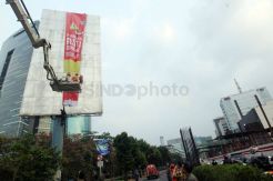 Belum Bayar Pajak, Papan Reklame di Jalan Rasuna Said Disegel
