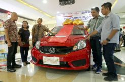 Apollo dan Pasar Atom Serahkan Hadiah Program Lucky Shopping Vaganza