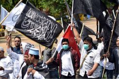 Ratusan Orang Demo Bela Kalimat Tauhid