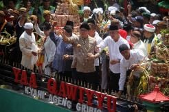Menperin Airlangga Hartarto Hadiri Haul Kiai Ageng Gribig