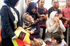Keluarga Penumpang Lion JT 610 Menunggu di Bandara Depati Amir