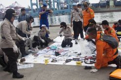 Petugas Gabungan Identifikasi Kartu Identitas Korban Lion Air JT-610
