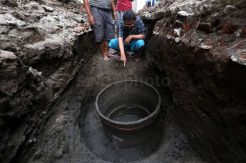 Warga Surabaya Digegerkan Penemuan Sumur Tua