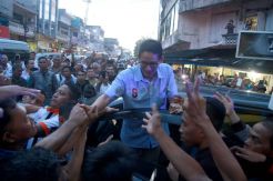 Cawapres Sandiaga Uno Sapa Pendukungnya di Manado