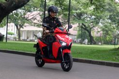 Presiden Jokowi Jajal Motor Listrik Buatan Dalam Negeri Gesits