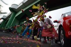 Aktor Drama Surabaya Membara Tabur Bunga di Bawah Viaduk