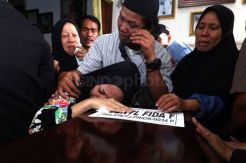 Isak Tangis Sambut Kedatangan Jenazah Deryl Fida Febrianto