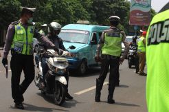 Petugas Gabungan Gelar Razia Pengesahan STNK di Kalibata