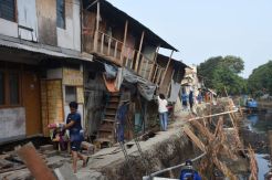Turap Anak Kali Ciliwung Longsor, Tujuh Rumah di Ancol Rusak