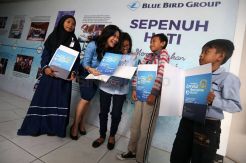 Blue Bird Berikan Beasiswa Kepada Anak Pengemudi