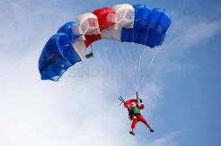Atraksi Terjun payung Santa Claus Ramaikan Christmas Festival