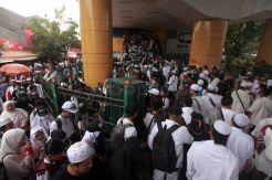 Usai Dari Monas Peserta Reuni 212 Padati Stasiun Gondangdia