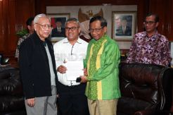 Datangi KPU, Mahfud MD dan Bagir Manan Bahas Syarat Pencalonan DPD