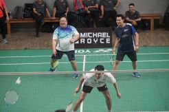 Aksi Menteri Bappenas Main Bulutangkis Bersama Candra Wijaya