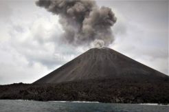 Gunung Anak Krakatau Meletus