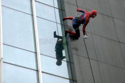Aksi Spiderman Panjat Dinding Hotel Alana Surabaya