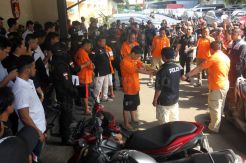 5 Pengeroyok Anggota TNI Jalani Rekonstruksi di Polda Metro Jaya