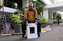 Ketua KPU Uji Kekuatan Kotak Suara Kardus
