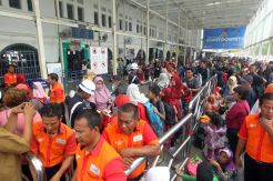Libur Panjang Sekolah, Stasiun Senen Dipadati Penumpang