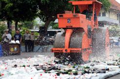 Polrestabes Surabaya Musnahkan 8.123 Botol Miras
