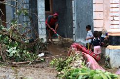 Warga Korban Tsunami Mulai Membersihkan Rumahnya