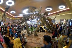 Libur Natal dan Tahun Baru, Ribuan Pengunjung Padati Dino Park Batu