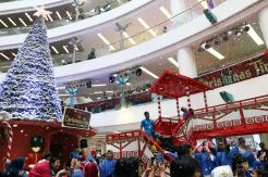 Libur Natal, Warga Jakarta Padati Wahana Salju di Mal Ciputra