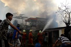 Kebakaran Hanguskan Puluhan Rumah di Kebon Kosong Kemayoran