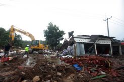 Puing-Puing Bangunan di Desa Sumber Jaya Mulai Dibersihkan