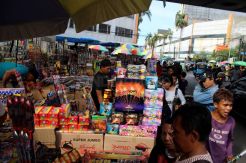 Pedagang Petasan dan Terompet di Pasar Asemka Kebanjiran Pembeli