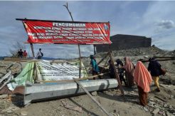 Warga Kunjungi Lokasi Bekas Gempa dan Likuifaksi Palu