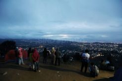 Warga Bandung Menantikan Matahari Awal Tahun di Lembang