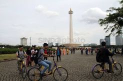 Libur Tahun Baru, Warga Jakarta Berwisata di Monas
