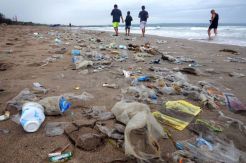 Perayaan Malam Tahun Baru di Kuta Bali Menyisakan Sampah