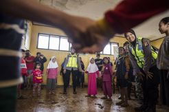 Polisi Berikan Trauma Healing Anak-Anak Korban Tanah Longsor Cisolok