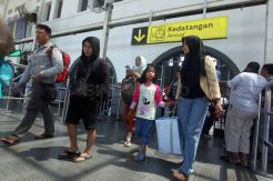 Arus Balik Libur Sekolah di Pasar Senen