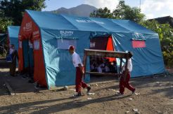 Hari Pertama Sekolah, Siswa MI Darussalam Sukaraja Belajar di Tenda