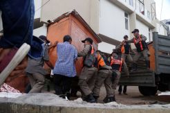 Satpol PP Tertibkan Lapak PKL di Gembong Surabaya