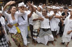 Umat Hindu Gelar Tradisi Ngerebong di Denpasar Bali