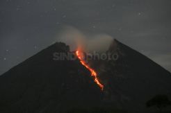 Gunung Merapi Keluarkan Lava Pijar