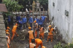 Tanggul Kali Pulo di Jati Padang Jebol
