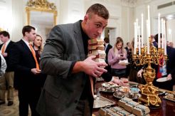 Presiden Donald Trump Sajikan Burger untuk Jamuan Makan Gedung Putih