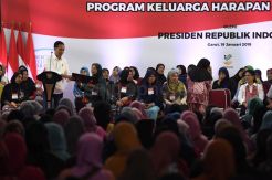 Presiden Jokowi Serahkan Bantuan Sosial PKH di Garut
